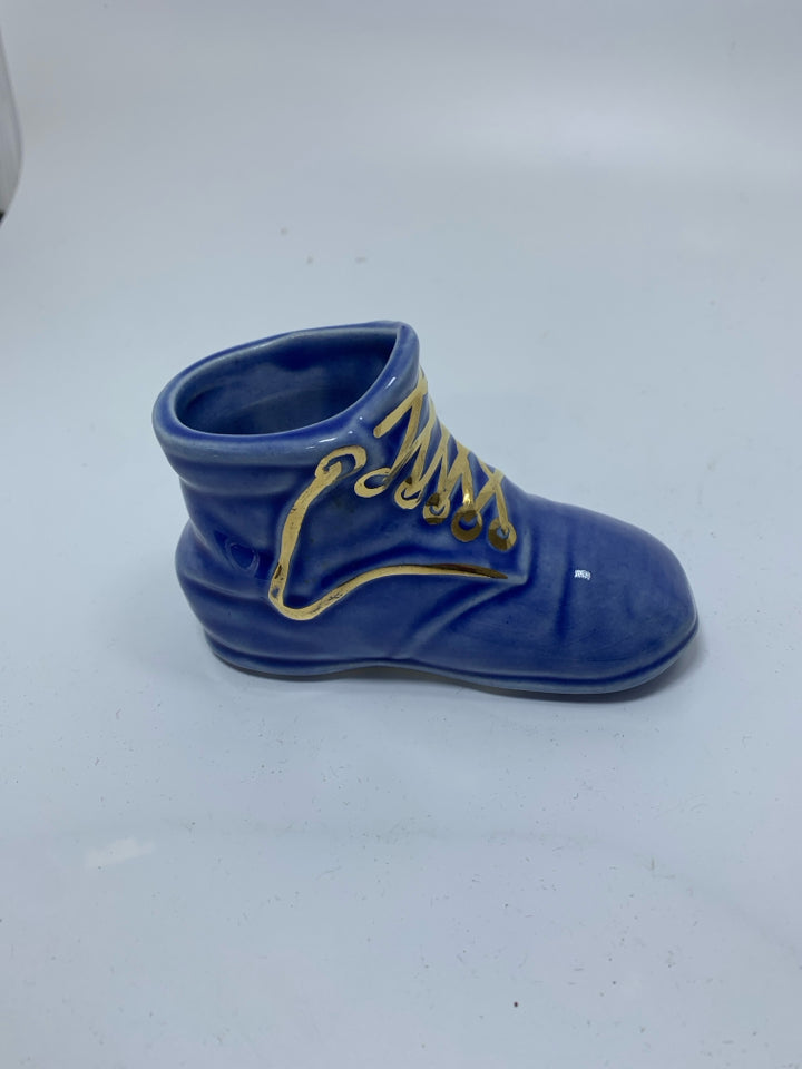 VTG POTTERY BABY SHOE W/ GOLD LACES.