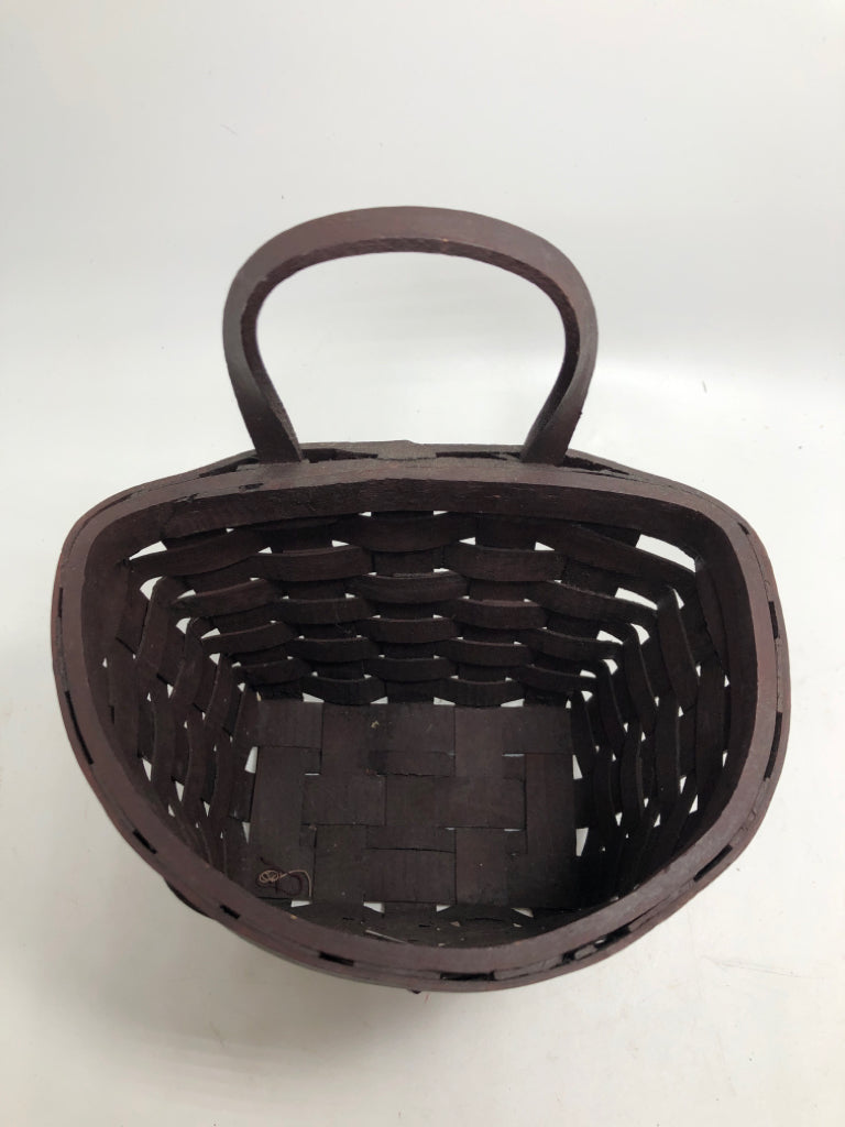 SM WOVEN STAR WALL-BASKET.