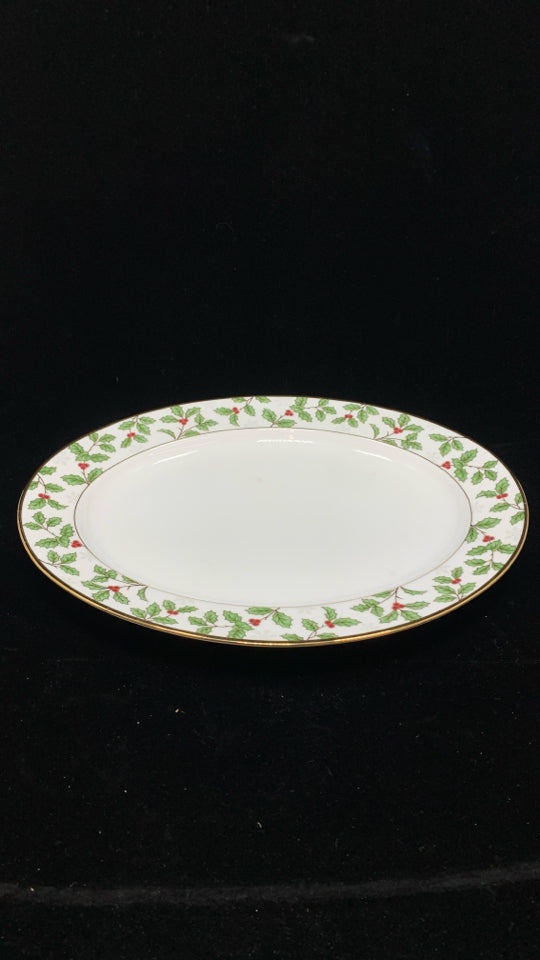 HOLLY & BERRY CHRISTMAS DISH SET SRV FOR 8- NORITAKE.