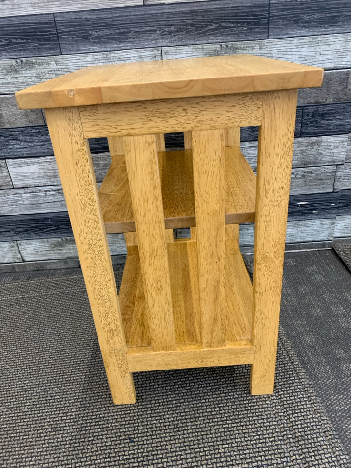 SMALL WOOD SIDE TABLE W 2 SHELVES.
