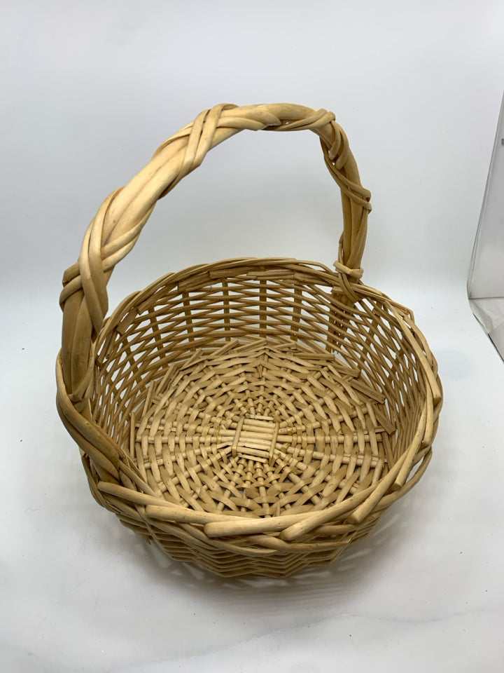 BLONDE WICKER BASKET W/HANDLE.