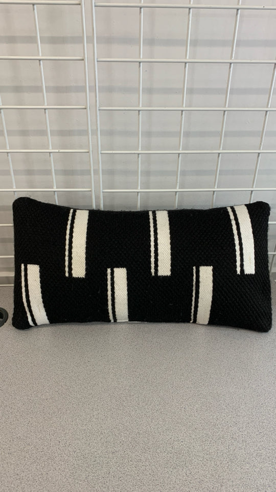 BLACK/WHITE RECTANGLE ACCENT PILLOW.