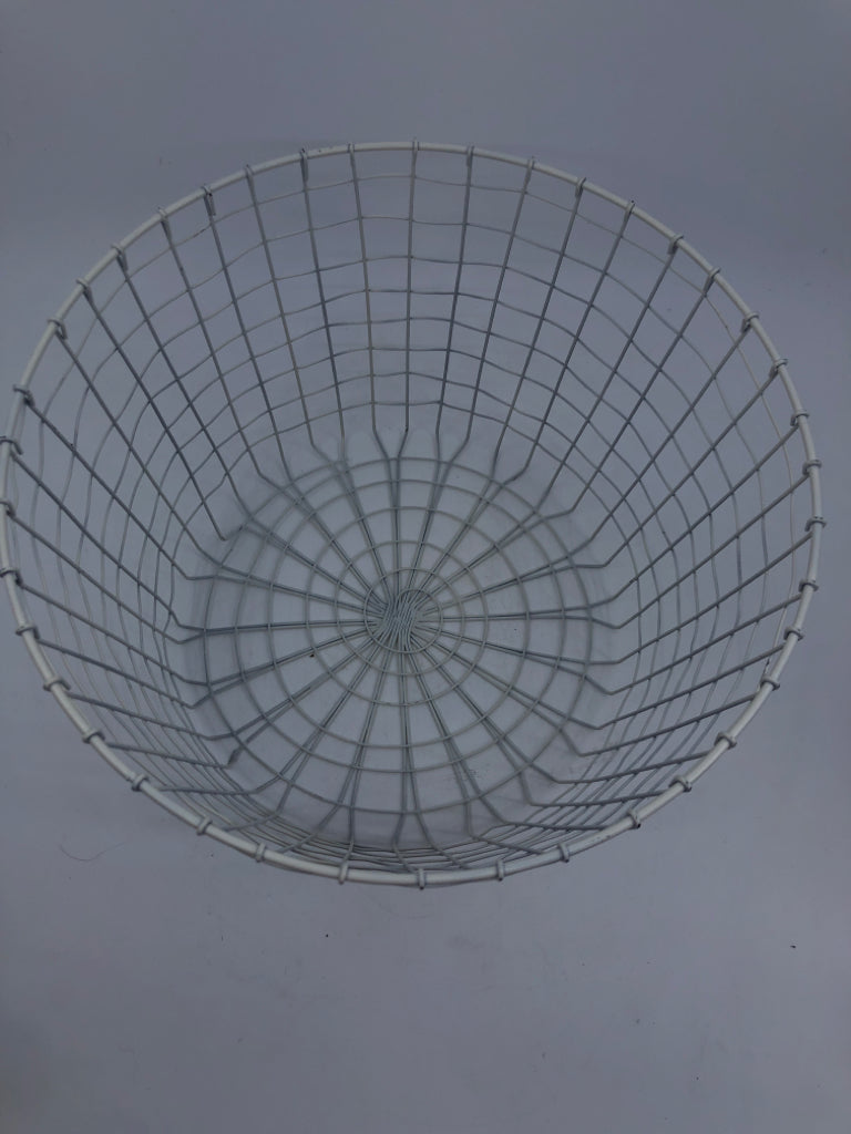 WHITE METAL CIRCLE BASKET.