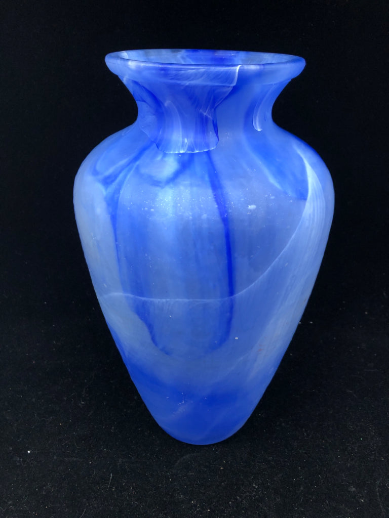 BLUE/WHITE SWIRL GLASS VASE.