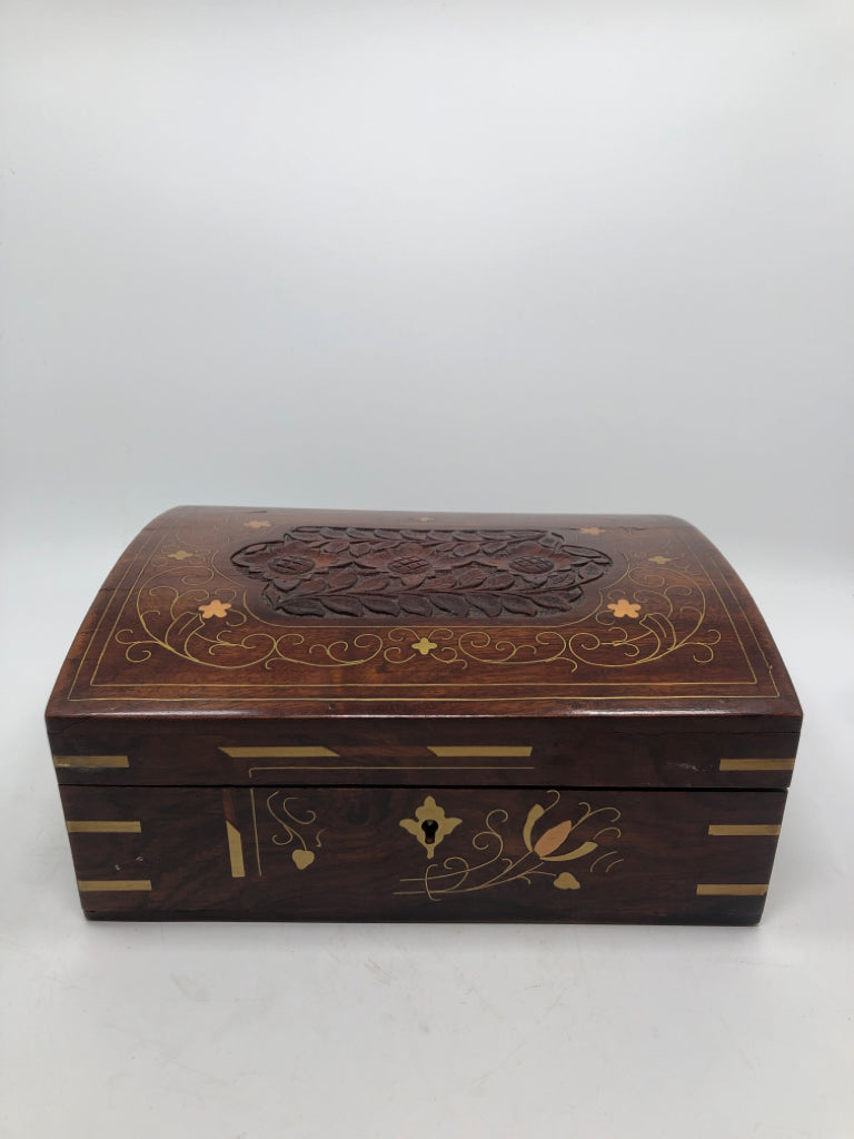 VTG HAND CARVED WOODEN JEWELRY BOX W/KEYS.