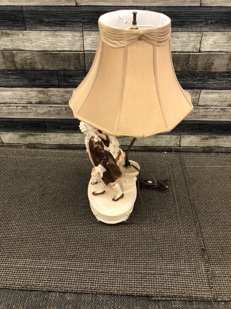 VTG VICTORIAN COUPLE LAMP W BROWN SHADE.