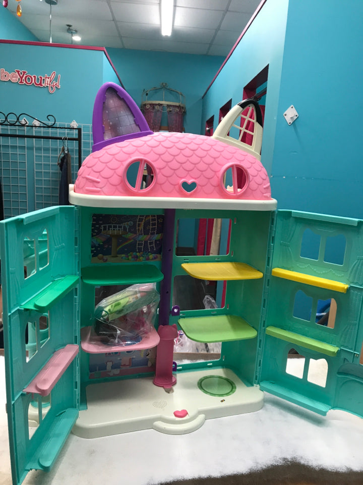 GABBY'S DOLLHOUSE W/SOME ACCESSORIES
