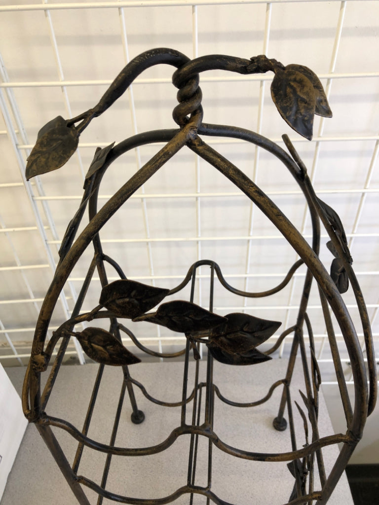 METAL VINE BOTTLE HOLDER.
