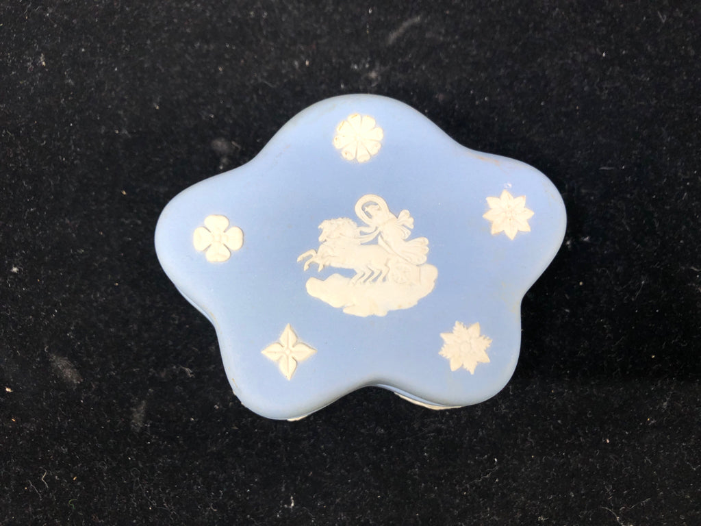 VTG JASPERWARE SMALL STAR BOX W/WHITE CHERUBS.