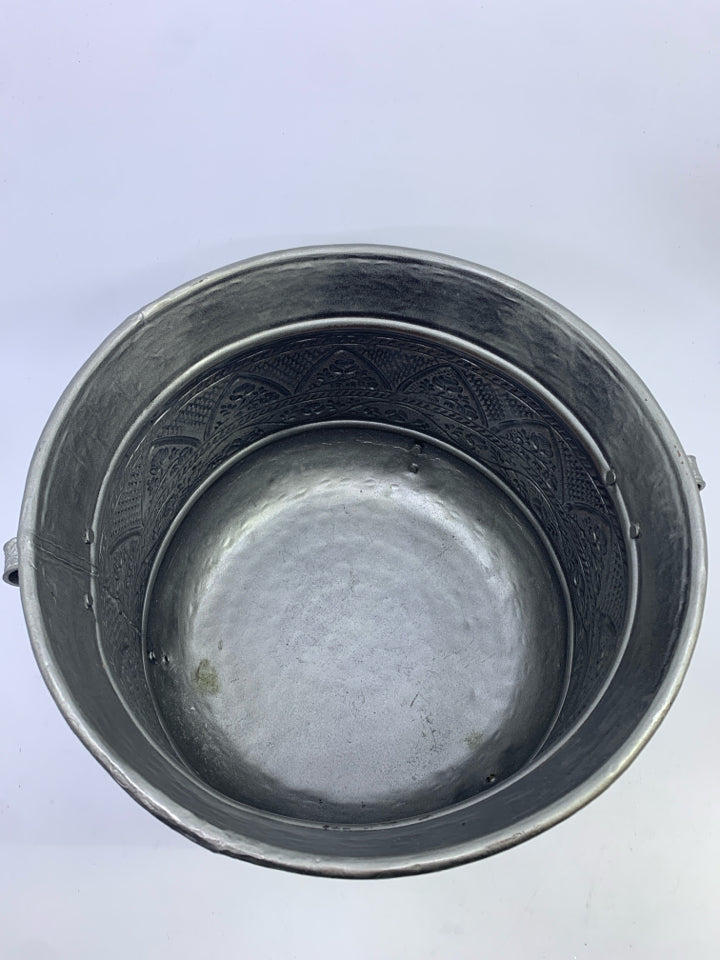 VTG EMBOSSED COATED METAL PLANTER W/2 HANDLES & 3 FEET.