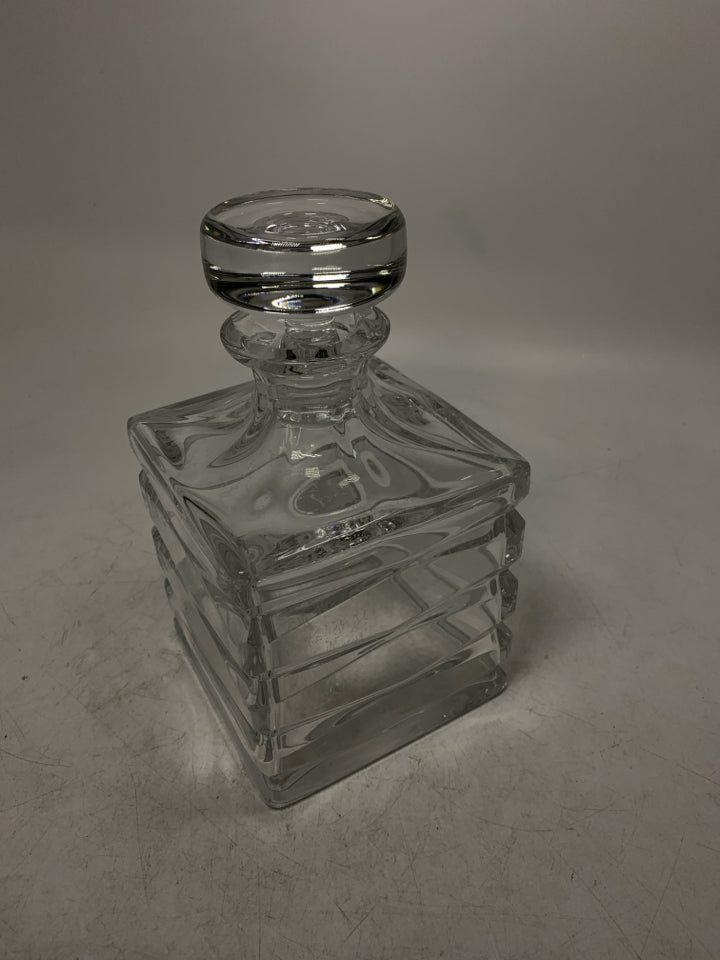 SQUARE CRYSTAL DECANTER W/ LINES FLAT TOP STOPPER.
