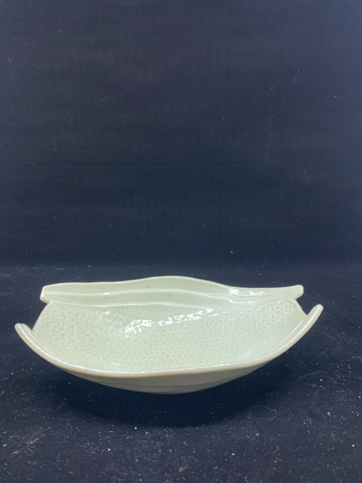 VTG MINT GREEN RAISED EDGE BOWL.