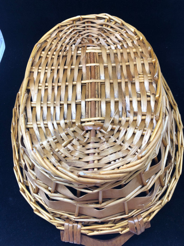 OVAL SHALLOW BASKET W/WOOD HANDLES.