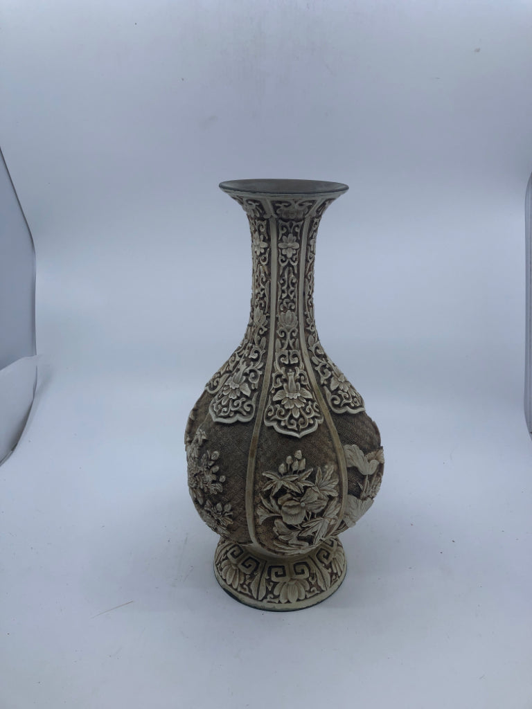 WHITE CARVED SKINNY NECK VASE.