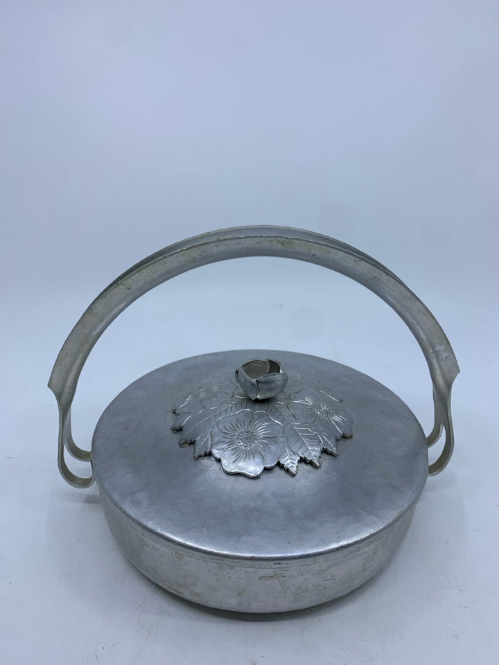 VTG HAMMERED ALUMINUM BASKET W HANDLE AND LID.