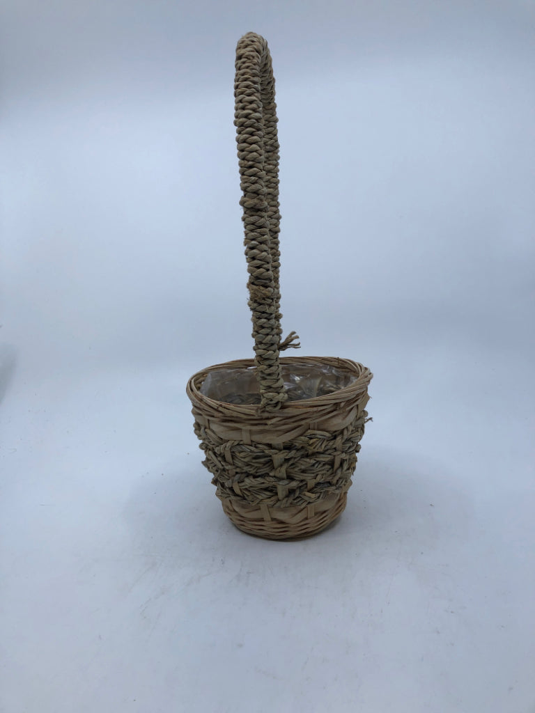 SMALL WICKER BASKET W/HANDLE LINER.