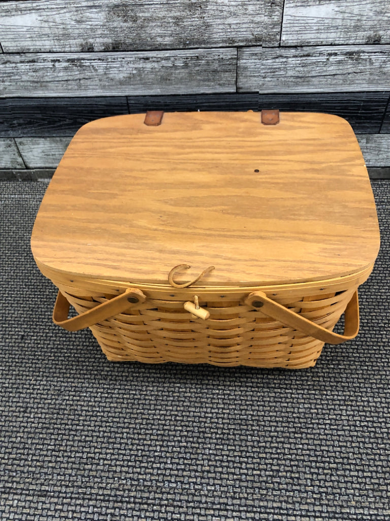 2000 PICNIC BASKET W PLASTIC LINER AND 2 HANDLES.