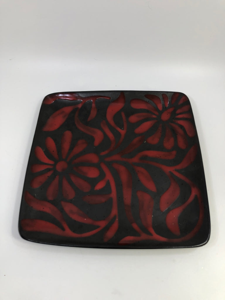 BLACK STONEWARE PLATE W/RED DAISY PATTERN.