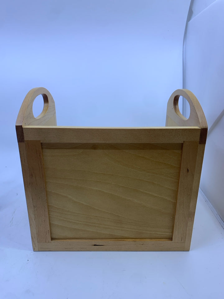 BLONDE DIVIDED DESK CADDY.