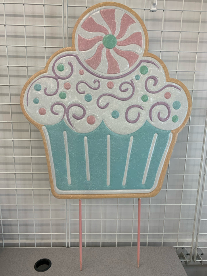 LG GLITTER CUPCAKE YARD SIGN.