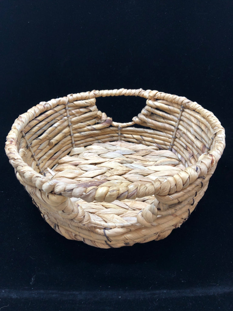ROUND LOW WOVEN BASKET W/HANDLES.
