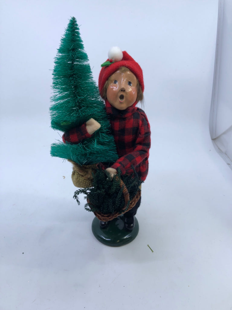 1992 BYERS' CHOICE CAROLER LITTLE BOY W TREE IN PLAID COAT.