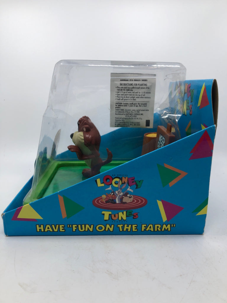 NIP LOONEY TUNES "HAVE FUN ON THE FARM" FIGURE.