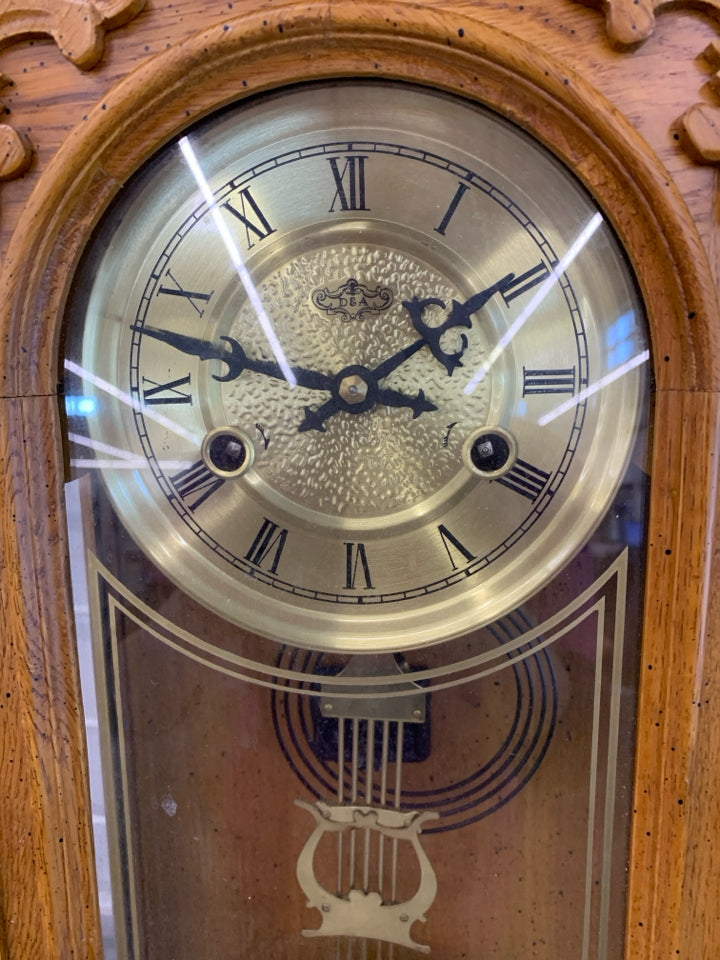 VTG D&A REGULATOR WALL CLOCK IN WOODEN GLASS CASE/BRASS PENDULUM.