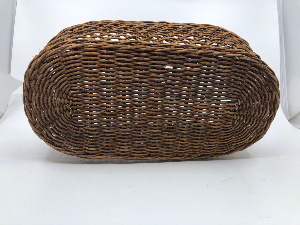 WICKER BASKET W/HANDLE.