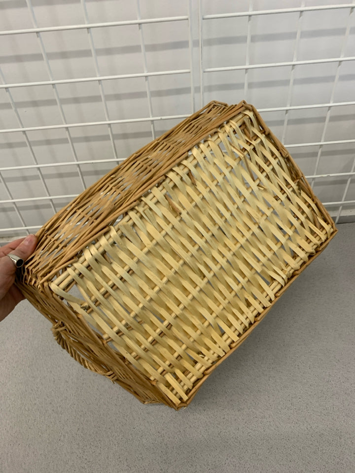 BLONDE WICKER BASKET TRAY W/HANDLES.