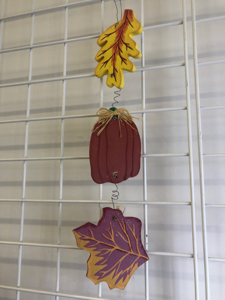 WOOD LEAFS WALL DECOR.