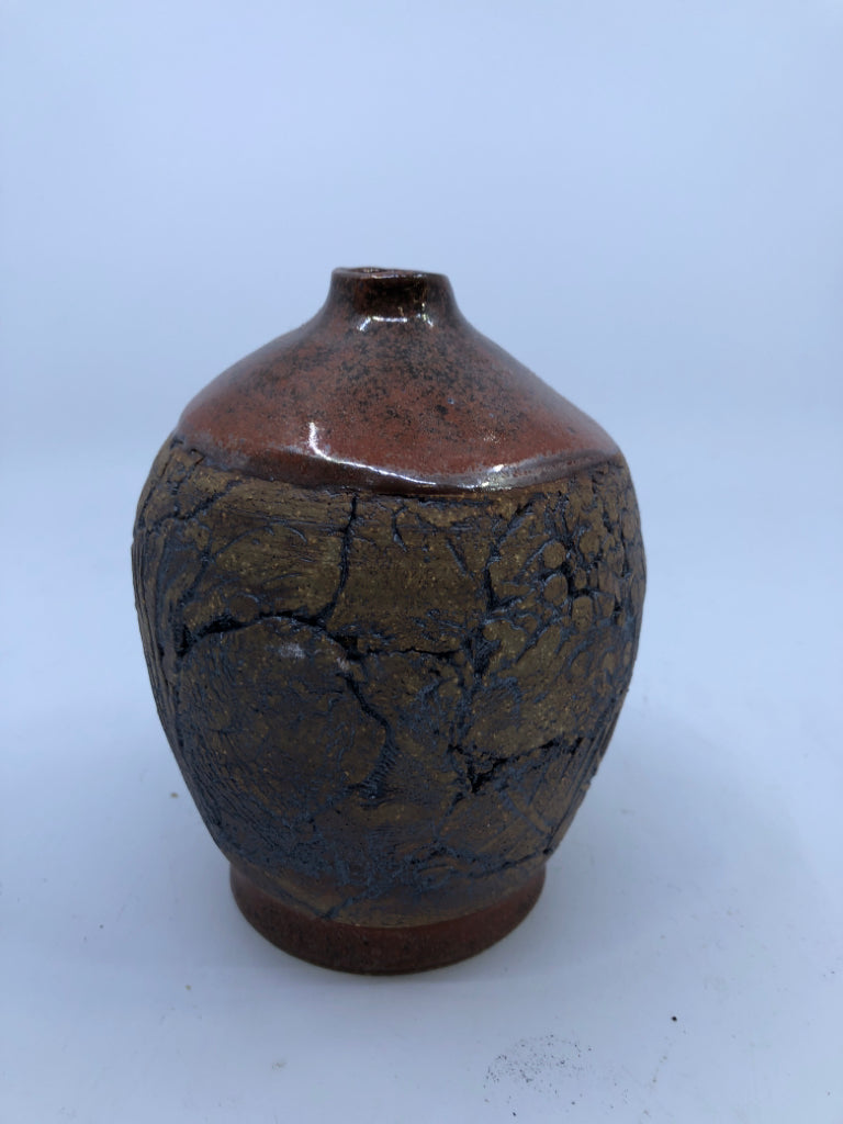 ORANGE GLAZE W/ TEXTURED TAN BAND SMALL SHORT NECK POTTERY VASE.