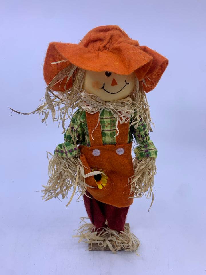 SCARECROW W/ ORANGE OVERALLS HAT.