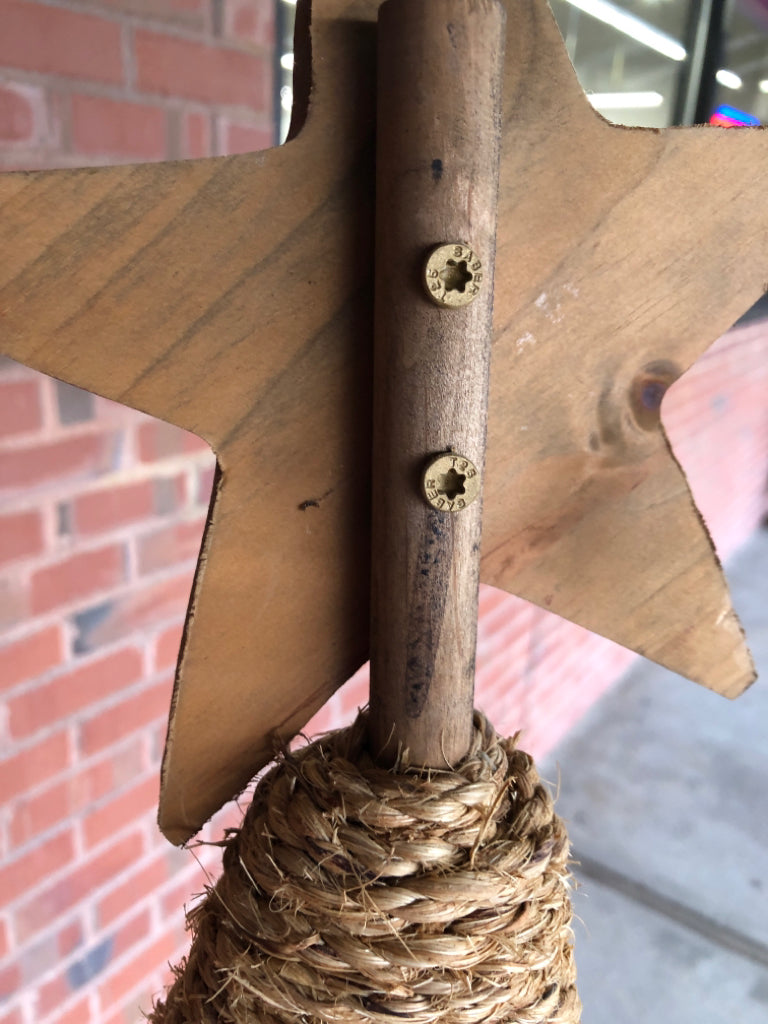 PRIMITIVE DECORATIVE RED STAR STAND.