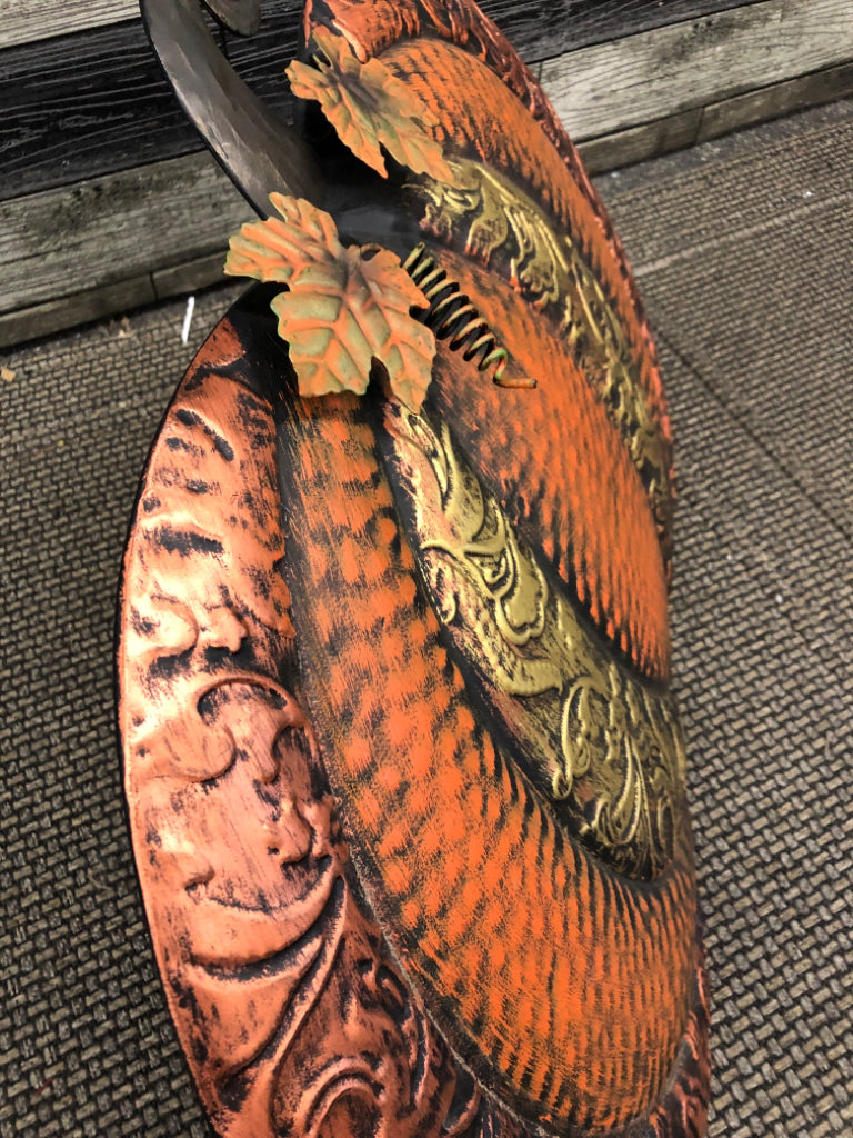METAL EMBOSSED PUMPKINS STANDING SIGN.
