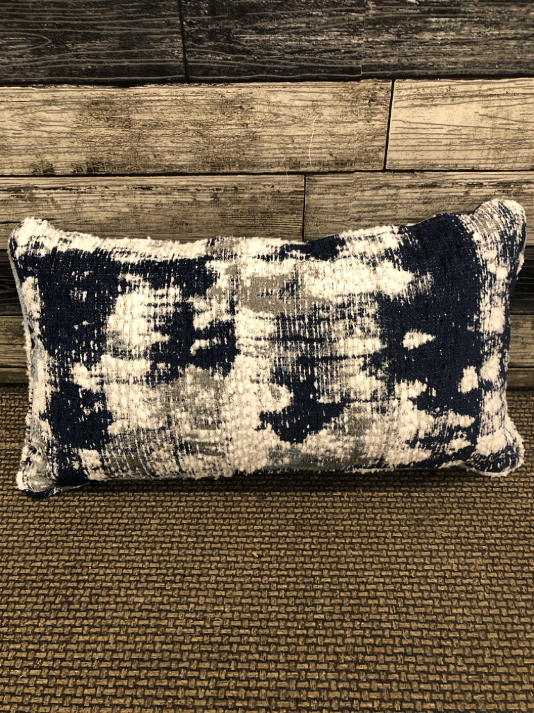 RECTANGLE WHITE/NAVY TEXTURED PILLOW.