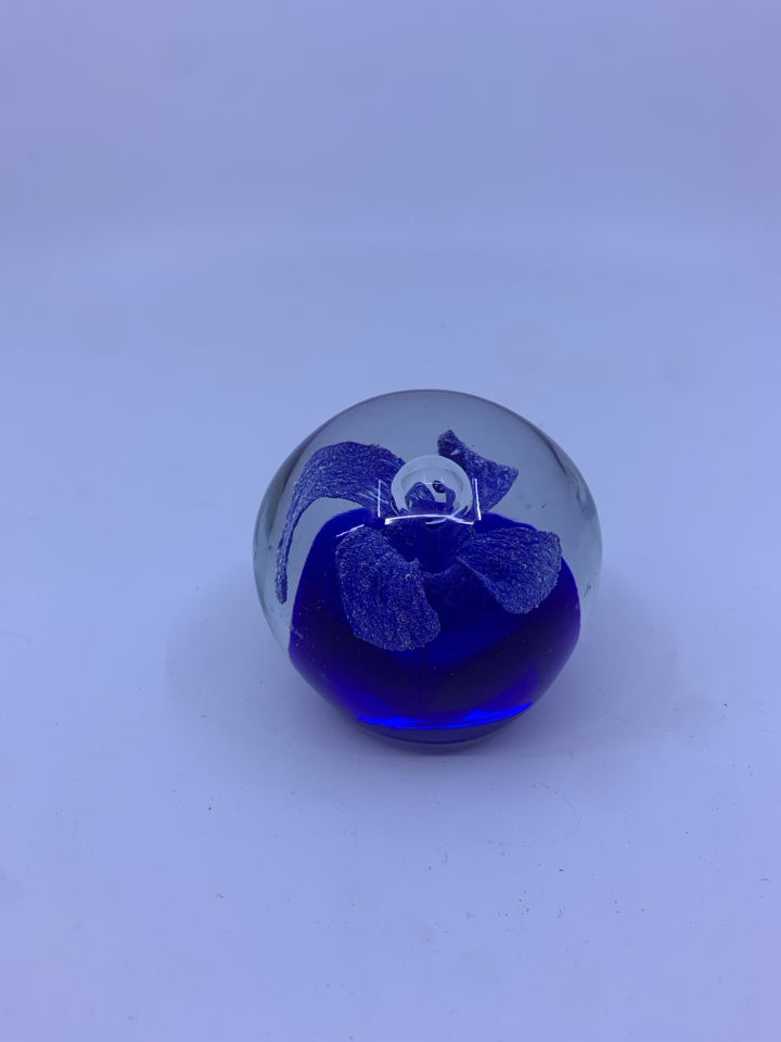 BLUE FLOWER PAPERWEIGHT BALL.