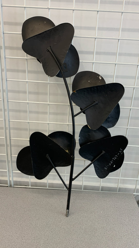 GOLD AND SILVER METAL FLOWER WALL HANGING.