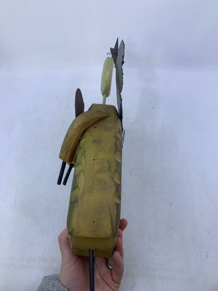 WOOD ANGEL W/ METAL HEART WALL HANGING.