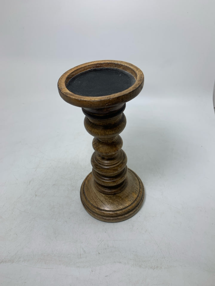 WOOD PILLAR CANDLE HOLDER.