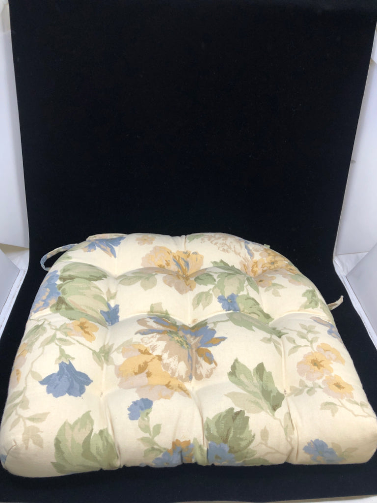 BEIGE SEAT COVER W/ MULTICOLOR FLOWERS.