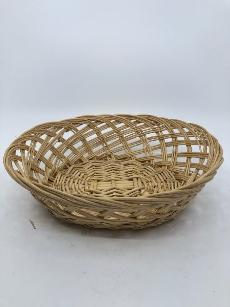 OVAL WOVEN BLONDE BASKET.