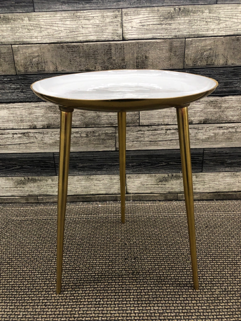 SMALL 3 LEGGED SIDE TABLE W GREY TOP.