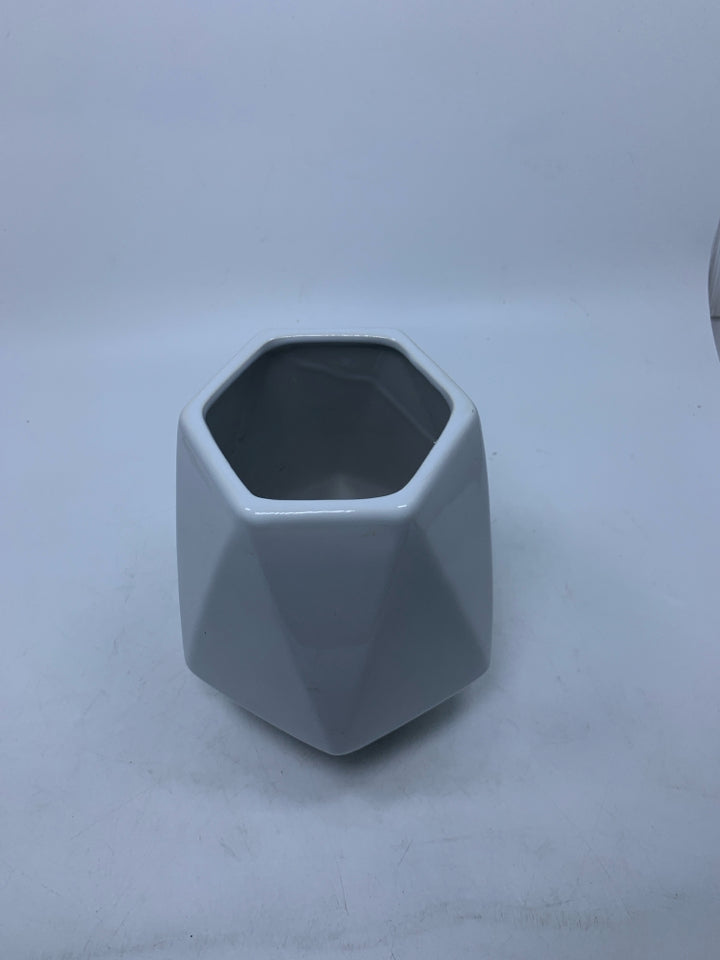 GEOMETRIC SHAPED VASE CORE KITCHEN.