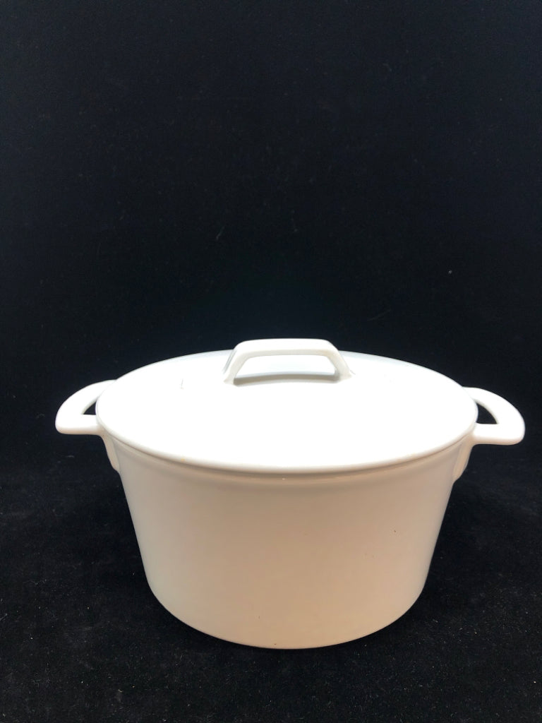 STONEWARE CASSEROLE DISH W/LID 8" X 4"