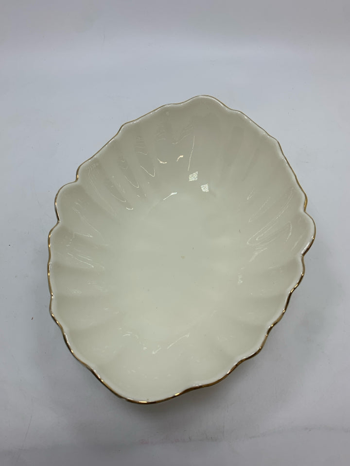 SCALLOPED SHAPED CERAMIC CANDY DISH.