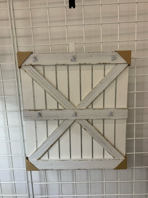 WHITE CLIP FARMHOUSE WALL HANGING.