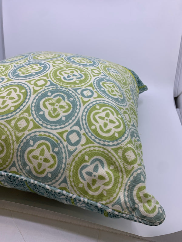 GREEN/TEAL PATTERNED SQUARE PILLOW.