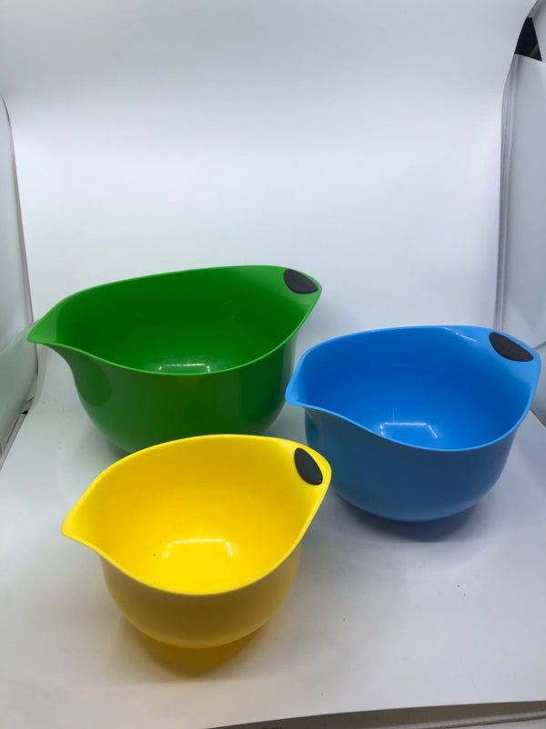 3 COLORFUL NESTING MIXING BOWLS.