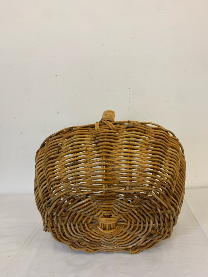 LARGE BLONDE NICELY MADE STICK BASKET W/ HANDLE.